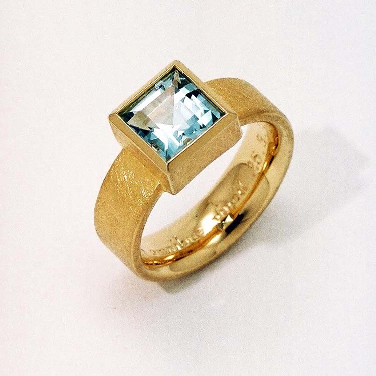 Ring, Gold 750 mit Aquamarin Carreé